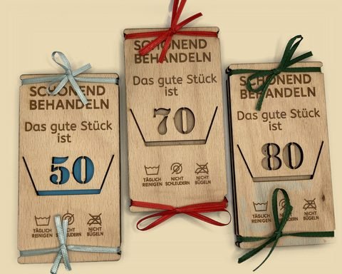 Drei Geldgeschenke aus Holz zum runden Geburtstag: Das gute Stück ist 50, 70 und 80, mit Fenster für den Geldschein und Schleife