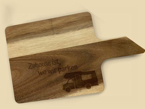 Schneidebrett aus Akazienholz mit Griff, einem Wohnmobil und dem Spruch Zuhause ist, wo wir parken